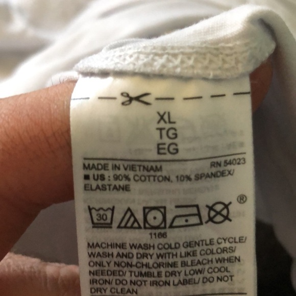 Old Navy white fitted tank top in size XL - Picture 3 of 3